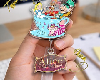 Portatarjetas retráctil de personajes de Alicia en el País de las Maravillas, divertido emblema del Gato de Cheshire y el Sombrerero Loco, portatarjetas de identificación retráctil, regalo de insignia de enfermera de Disney C2EH17