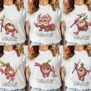 Puede incluir: Camisetas blancas con dise&ntilde;os de personajes de dibujos animados coloridos. Cada camiseta presenta un personaje diferente con un cuerpo similar al coco, sosteniendo varios objetos. La palabra "NAME" est&aacute; impresa debajo de cada personaje. Los personajes son en tonos de marr&oacute;n, rosa y verde.