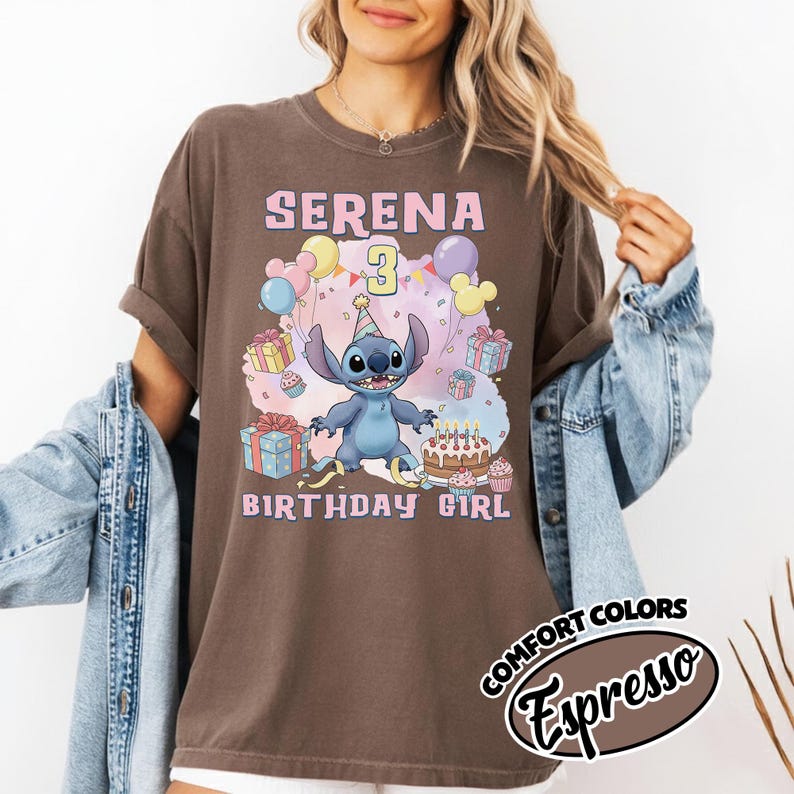 Peut inclure: Un t-shirt marron avec une illustration du personnage Stitch portant un chapeau de f&ecirc;te, entour&eacute; de ballons, de cadeaux et d'un g&acirc;teau d'anniversaire. Le texte indique SERENA, 3, et BIRTHDAY GIRL. Le t-shirt est port&eacute; avec une veste en jean bleu.
