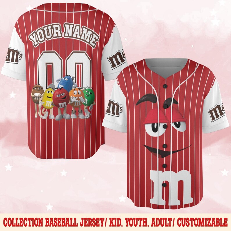 Puede incluir: Camiseta de b&eacute;isbol roja y blanca con rayas verticales y el texto "YOUR NAME" encima del n&uacute;mero "00". Presenta personajes de M&M's y el logotipo de M&M's en las mangas. El texto "COLLECTION BASEBALL JERSEY/ KID, YOUTH, ADULT/ CUSTOMIZABLE" est&aacute; en la parte inferior.