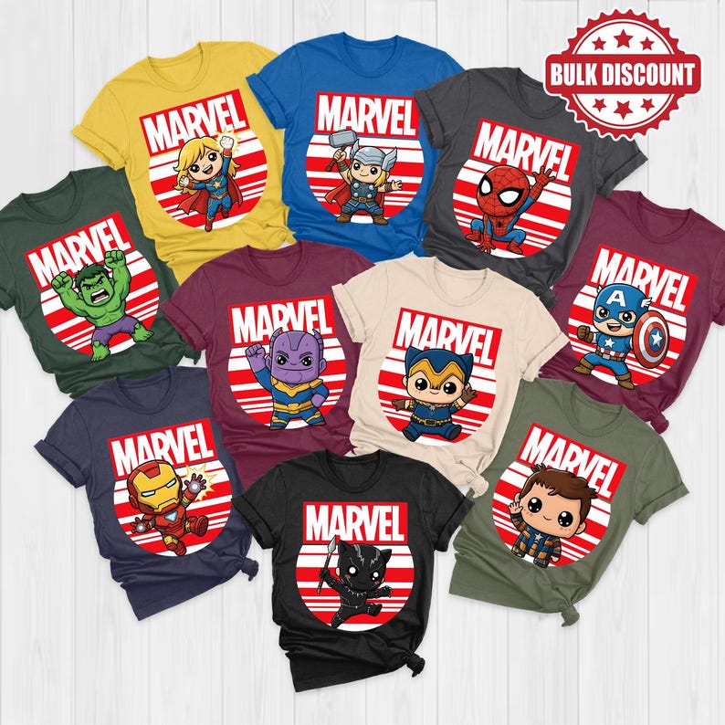 Pode incluir: Uma cole&ccedil;&atilde;o de camisetas com tema Marvel em v&aacute;rias cores, cada uma com um personagem de super-her&oacute;i diferente. As camisetas t&ecirc;m um design circular vermelho e branco com o logotipo da Marvel. Um adesivo "Bulk Discount" &eacute; vis&iacute;vel.