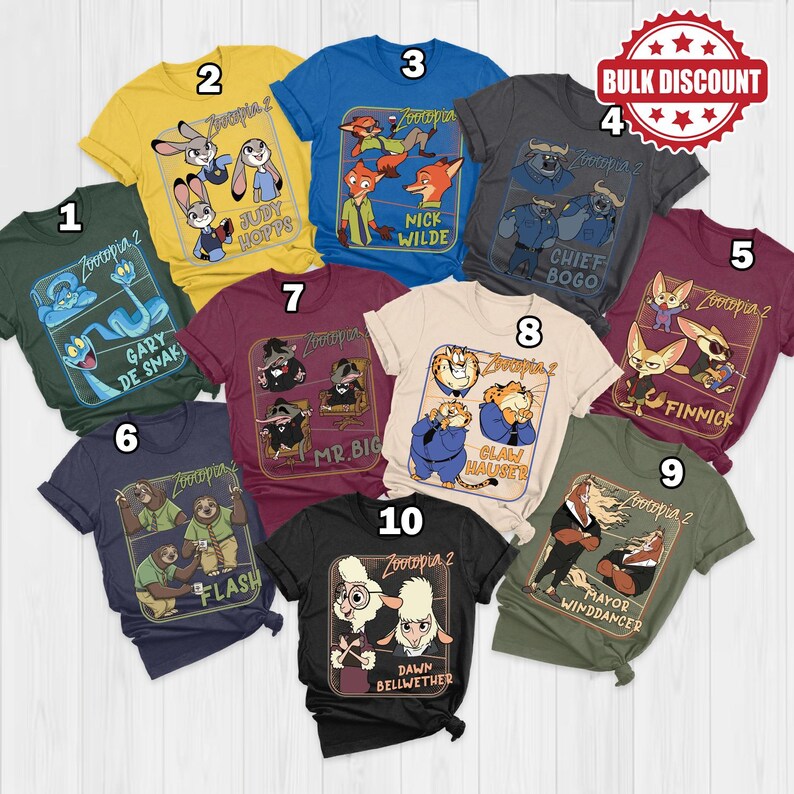 Pode incluir: Uma cole&ccedil;&atilde;o de camisetas gr&aacute;ficas Zootopia 2 em v&aacute;rias cores, incluindo verde, amarelo, azul e bord&ocirc;. Cada camisa apresenta personagens diferentes do filme, com r&oacute;tulos de texto como "Judy Hopps" e "Nick Wilde."