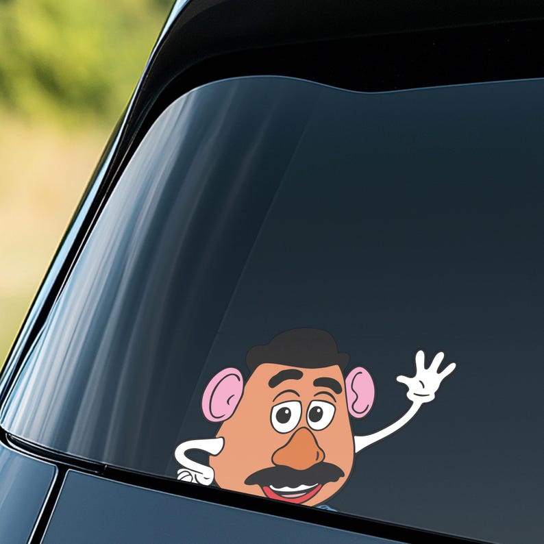 Peut inclure: Un autocollant color&eacute; repr&eacute;sentant le personnage de M. Patate de la franchise Toy Story. L'autocollant montre le visage et le bras de M. Patate qui salue. L'autocollant est con&ccedil;u pour &ecirc;tre appliqu&eacute; sur une vitre de voiture.