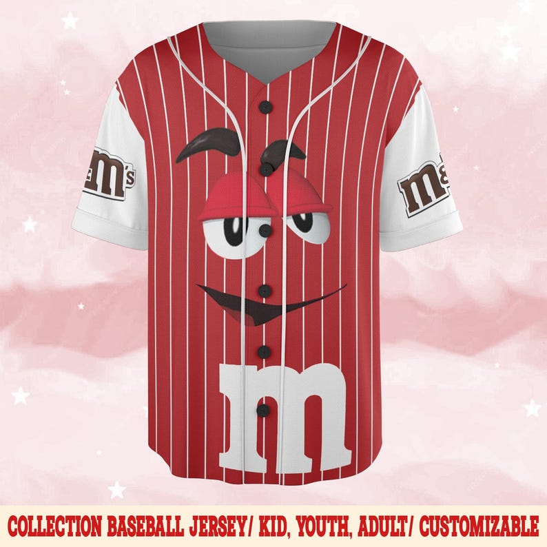 Puede incluir: Camiseta de b&eacute;isbol a rayas rojas y blancas con un dise&ntilde;o de cara de dibujos animados. La camiseta tiene mangas blancas con el logo de "m&m's". La camiseta tiene una parte delantera abotonada y el texto "COLLECTION BASEBALL JERSEY/ KID, YOUTH, ADULT/ CUSTOMIZABLE" en la parte inferior.