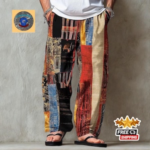 Könnte beinhalten: Weit geschnittene Hose mit einem Patchwork-Design aus verschiedenen rechteckigen Stoffbahnen in Rot, Schwarz, Blau und Beige. Die Hose hat ein weites Bein und wird mit einem schlichten weißen T-Shirt und schwarzen Sandalen kombiniert.