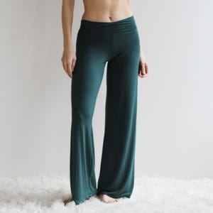 K&ouml;nnte beinhalten: Eine weite Hose in tiefem Tealgr&uuml;n. Die Hose hat einen breiten Bund und eine lockere Passform.