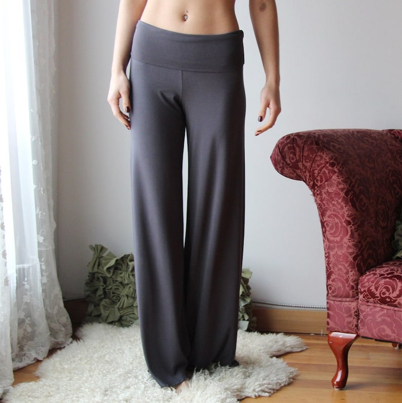 K&ouml;nnte beinhalten: Graue weite Hose mit Umschlagbund.