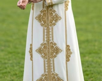 Caftán marroquí blanco con bordados dorados, perfecto para compromisos y celebraciones.