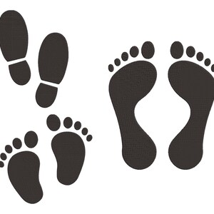 Op de afbeelding: Vier zwarte voetafdrukken op een witte achtergrond. Twee voetafdrukken zijn van schoenen en twee zijn van blote voeten.