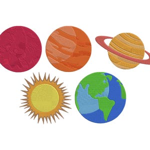 Könnte beinhalten: Gestickte Aufnäher von Planeten und der Sonne. Zu den Planeten gehören ein roter Planet, ein oranger Planet, ein Planet mit Ringen und ein blau-grüner Planet. Die Sonne ist gelb mit orangen Strahlen.