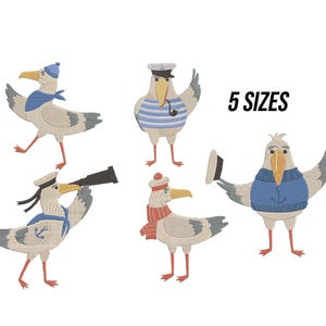 Può includere: Disegni di gabbiani ricamati in varie pose, con cappelli da marinaio, sciarpe e maglioni. Un gabbiano guarda attraverso un telescopio. Il testo "5 SIZES" è visualizzato. I gabbiani sono in tonalità di grigio, bianco, blu e rosso.