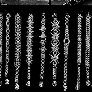 Może przedstawiać: Kolekcja dziesięciu srebrnych bransoletek metalowych, każda o unikalnym wzorze. Style obejmują kolczugi, kolce i wzory połączone. Bransoletki są prezentowane na czarnym tle, z numerami od 1 do 10.