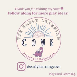 K&ouml;nnte beinhalten: Ein kreisf&ouml;rmiges Logo mit dem Text "THE EARLY LEARNING COVE Preschool Resources" in Hellviolett und Marineblau. Das Logo enth&auml;lt ein Sonnen- und Bergdesign, eine Dinosaurier-Illustration und den Instagram-Handle @earlylearningcove. Der Text "Play Hard, Learn Big" ist ebenfalls vorhanden.
