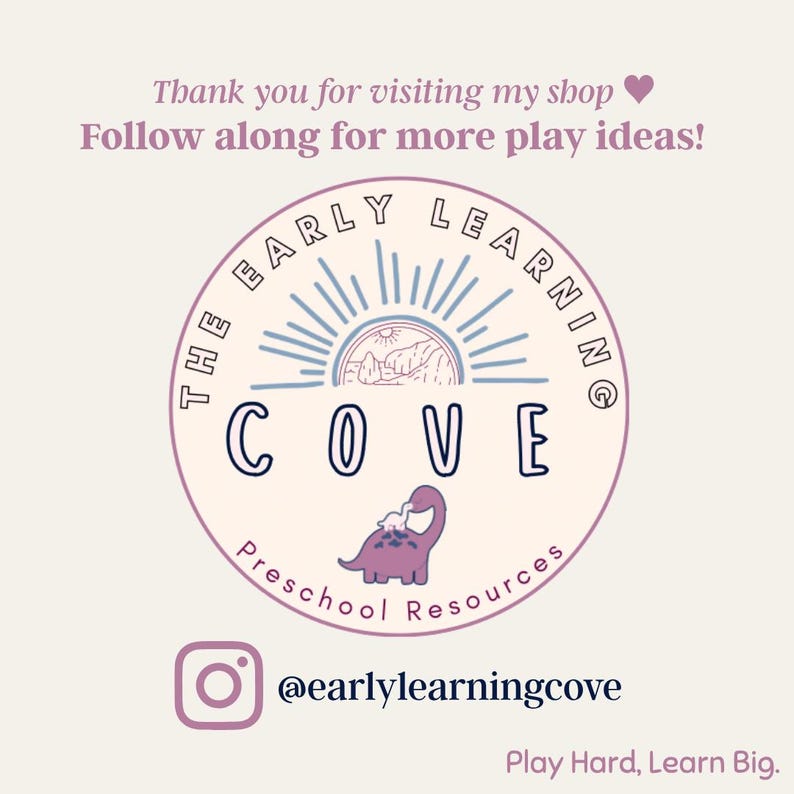 K&ouml;nnte beinhalten: Ein kreisf&ouml;rmiges Logo mit dem Text "THE EARLY LEARNING COVE Preschool Resources" in Hellviolett und Marineblau. Das Logo enth&auml;lt ein Sonnen- und Bergdesign, eine Dinosaurier-Illustration und den Instagram-Handle @earlylearningcove. Der Text "Play Hard, Learn Big" ist ebenfalls vorhanden.