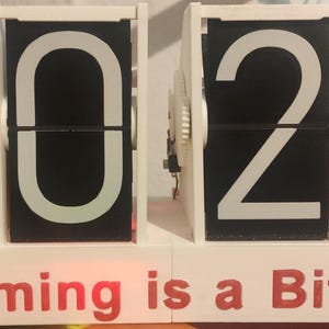 Delad flik/fallande lövradioklocka