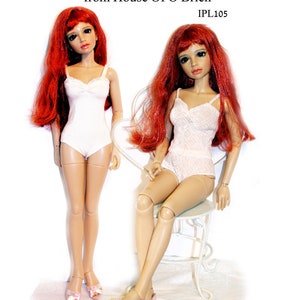 Könnte beinhalten: Zwei Puppen in weißer Unterwäsche, eine sitzt auf einem weißen Stuhl und die andere steht. Die Puppen haben langes rotes Haar und tragen rosa Schuhe. Der Text "Little Underthings clothing pattern for Iplehouse MSD size girls from House Of O'Brien IPL105 Camisole, panties, Teddy, Tights, thigh highs, and leggings in two lengths" ist unter den Puppen gedruckt.