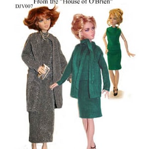 Könnte beinhalten: Strickmuster für 40,6 cm große Puppen. Das Muster beinhaltet ein ärmelloses Oberteil, einen Rock, eine Strickjacke mit Krawatte am Hals und einen knielangen Mantel. Das Muster ist für DajaVu-Puppen von Tonner aus dem "Haus von O'Brien".