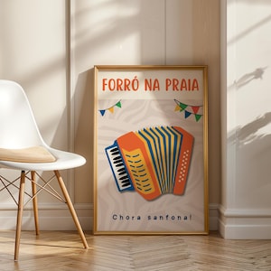 Peut inclure: Une affiche colorée avec le texte "Forró na Praia" et une illustration de dessin animé d'un accordéon jaune et rouge avec des détails bleus et blancs. L'affiche a un fond brun clair avec un motif rayé blanc et bleu. Le texte "Chora sanfona!" est en bas de l'affiche.