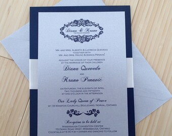 Może przedstawiać: Zaproszenie na ślub w kolorze granatowym i srebrnym z ozdobną ramką i tekstem "Diana & Kruno The Penavić Wedding". Zaproszenie ogłasza ślub Dianny Quevedo i Kruno Penavić w sobotę, 11 kwietnia 2015 roku, o godzinie 13:00 w kościele Our Lady Queen of Peace, 9118 Winston Churchill Boulevard, Norval, Ontario. Przyjęcie weselne odbędzie się w Mississauga Convention Center, 75 Derry Road West, Mississauga, Ontario, z koktajlami o godzinie 17:30, a następnie kolacją i tańcami.