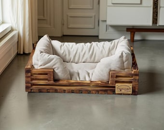 Handgjord hundbädd i trä, rustika husdjursmöbler, miljövänlig loftdesign med bekväm hundkudde, snygg modern husdjursbädd