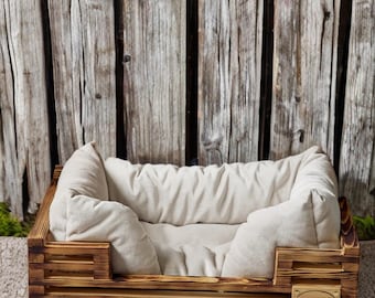 Handgjord hundbädd i trä, rustika husdjursmöbler, miljövänlig loftdesign med bekväm hundkudde, snygg modern husdjursbädd