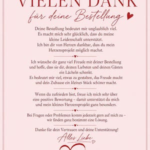 Op de afbeelding: Een roze kaart met bordeauxrode tekst. De tekst luidt bovenaan "VIELEN DANK f&uuml;r deine Bestellung", gevolgd door een bedankbericht. De onderkant van de kaart heeft de woorden "For Your Dear" in een hart.