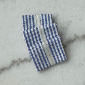 Lot de trois torchons miniatures à l'échelle 1,12 pour la cuisine et la buanderie d'une maison de poupée. Accessoires de cuisine pour maison de poupée. Ferme, maison de poupée de campagne.