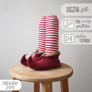 Op de afbeelding: Rode en witte gestreepte elfenbenen met rode vilten elfschoenen. De schoenen hebben gouden belletjes op de tenen. De afbeelding bevat de tekst "DIGITAL file", "PDF sewing pattern" en "video TUTORIAL". De tekst "CHILD & ADULT sizes" is ook inbegrepen.