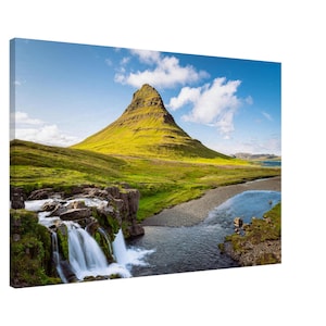 Peut inclure: Impression sur toile d'un paysage pittoresque avec une cascade, une rivière et une montagne. La montagne est recouverte d'herbe verte, et le ciel est bleu avec des nuages blancs. La cascade dévale des rochers.