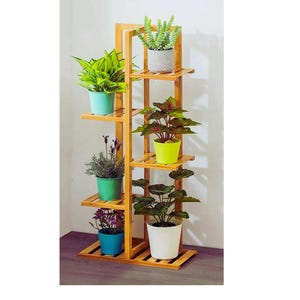 Puede incluir: Un soporte para plantas de bambú con cinco estantes, cada uno con una planta en maceta. Las plantas son de varios colores, incluyendo verde, azul, blanco y amarillo.