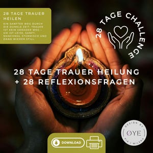 Könnte beinhalten: Eine brennende Kerze in einer kleinen, verzierten Tonschale wird in gefalteten Händen gehalten. Das Bild enthält Text auf Deutsch: "28 TAGE TRAUER HEILUNG + 28 REFLEXIONSFRAGEN" und "28 TAGE CHALLENGE". Ein Download-Symbol ist ebenfalls vorhanden.