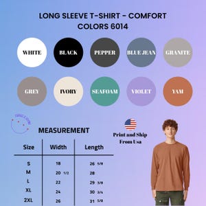 K&ouml;nnte beinhalten: Ein lang&auml;rmeliges Comfort-T-Shirt in der Farbe Yam wird gezeigt. Das Bild enth&auml;lt eine Farbkarte mit Optionen wie Wei&szlig;, Schwarz und Blue Jean. Ma&szlig;e sind angegeben, mit Breiten von 45,7 bis 66 cm und L&auml;ngen von 67,6 bis 80,3 cm.