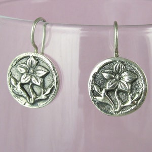 Women Vintage Sliver Flower Carve Round Earrings