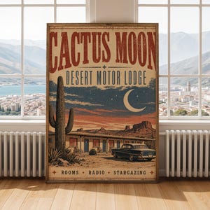 以下が含まれることがあります： CACTUS MOON DESERT MOTOR LODGEと書かれた長方形のウォールアートプリント。サワロサボテン、ヴィンテージカー、砂漠の風景の上に浮かぶ三日月が描かれています。下部のテキストはセリフ体でROOMS • RADIO • STARGAZINGと記されています。