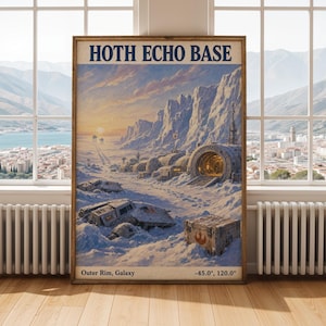 Könnte beinhalten: Ein rechteckiges Wandposter mit dem Titel HOTH ECHO BASE, das eine verschneite Landschaft mit einem Basiseingang, geparkten Fahrzeugen und entfernten Läufern unter einem Sonnenuntergangshimmel zeigt. Unten steht der Text Outer Rim, Galaxy und -45.0°, 120.0°.