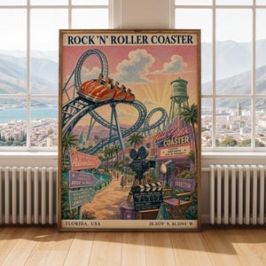 Puede incluir: Un póster vertical titulado ROCK 'N' ROLLER COASTER que muestra un vagón de montaña rusa rojo sobre rieles, una torre de agua, una cámara de cine, una silla de director y una claqueta. El texto incluye FLORIDA, USA y 28.3579 N, 81.5594 W.