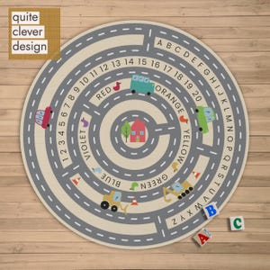Rond vloerkleed uit het midden van de eeuw: speelkleed met alfabet en cijfers