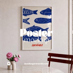 Pode incluir: Um cartaz de parede retangular com uma série de ilustrações de peixes azuis sobre um fundo claro, com o texto vermelho "sardines" impresso perto da parte inferior. O cartaz é exibido numa moldura fina, apresentando um design gráfico de peixes.