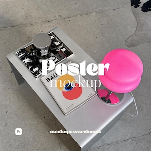 Porträttrammodell, fyrkantigt PSD smart objekt, retro futuristisk bordsscen, knallrosa lampa, 5:7, Photopea