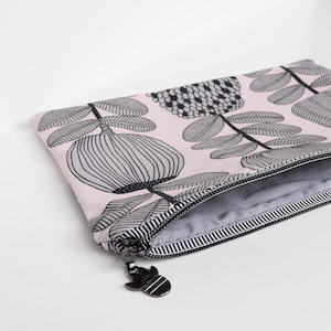 Neceser con cremallera – Neceser con diseño de flores en rosa, cremallera de planta en tono bronce y forro gris. Neceser, cartera, estuche.