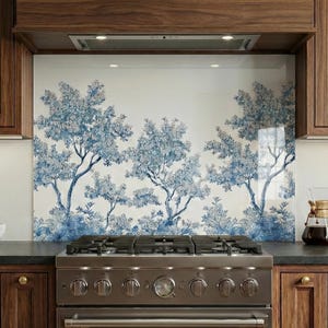 Puede incluir: Un juego de tres tazas de cerámica con un acabado moteado y mate. Cada taza presenta un color diferente: azul claro, crema y gris. Las tazas tienen un diseño simple y moderno y un asa cómoda.