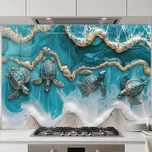 Op de afbeelding: Decoratieve keukenachterwand met een turquoise en witte oceaanscène met vier gedetailleerde zeeschildpadden. Het ontwerp bevat gouden accenten, waardoor een 3D-effect ontstaat. Geïnstalleerd boven een roestvrijstalen fornuis.