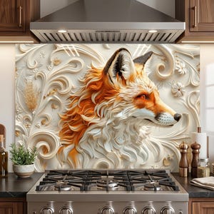 Pode incluir: Painel decorativo de cozinha com um relevo detalhado de uma raposa com pelo laranja e branco, contra um fundo de padrões florais ondulados. O perfil da raposa é proeminente, com foco em seus olhos expressivos e pelo texturizado.