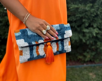 Bolso de mano de terciopelo ikat azul floral hecho a mano: bolso de noche bohemio