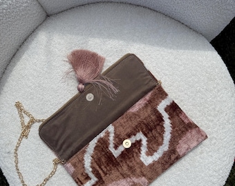Pochette in velluto ikat marrone fatta a mano: borsa da sera boho con catena dorata