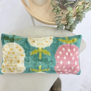 Almohada Ikat de terciopelo verde con estampado de fresas de colores, cojín de terciopelo verde, funda de almohada Ikat hecha a mano de 8 x 16, decoración minimalista para el hogar.