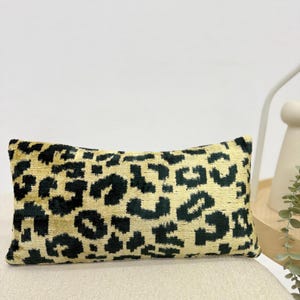 Handgewebter Ikat Samtkissenbezug: Schwarz & Gold, 20x40