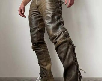 Beunruhigte braune Herrenlederhose: Slimfit Side Lace Design