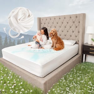 Op de afbeelding: Een witte matrasbeschermer met een gestikte bovenkant en een hoeslaken. Een vrouw en een kind zitten op de matras met een hond ernaast. De matrasbeschermer is ontworpen om te beschermen tegen morsen en vlekken.
