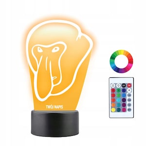 Może przedstawiać: Żółta lampka nocna w kształcie głowy nosacza z białym obrysem. Lampka ma czarną podstawę i jest wyposażona w pilot z możliwością zmiany koloru. Pilot ma przyciski do włączania, wyłączania, wyboru koloru i efektów świetlnych.